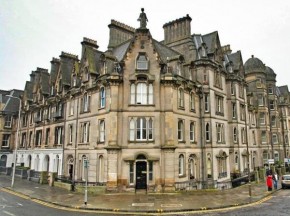 Castle Terrace 1 Bed Apartment Looking onto Edinburgh Castle - Sleeps upto 4